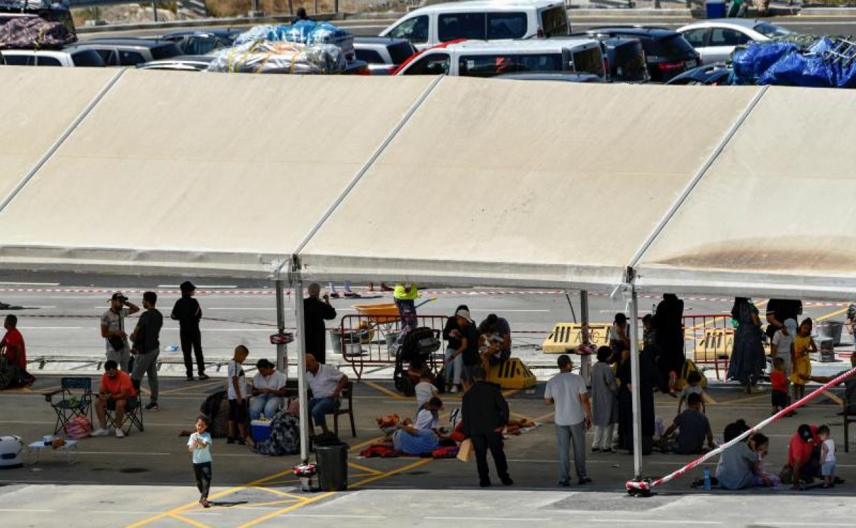 Viajeros bajo una carpa de sombra durante la Operación Paso del Estrecho. 