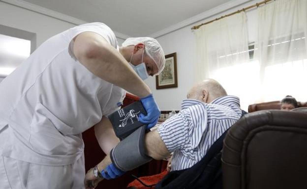 Andalucía registra 899 usuarios y 437 trabajadores de residencias de mayores positivos por Covid