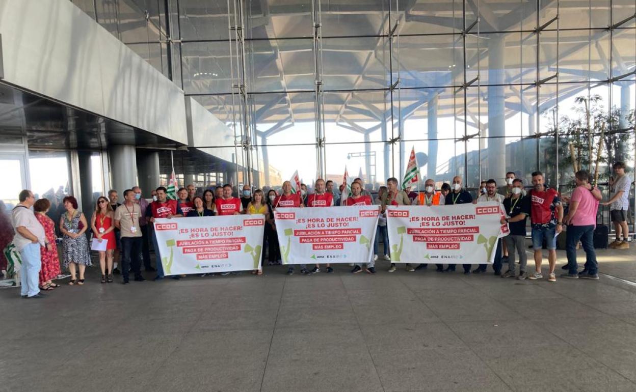 Un momento de la protesta, en la puerta de la T3 del aeropuerto de Málaga. 