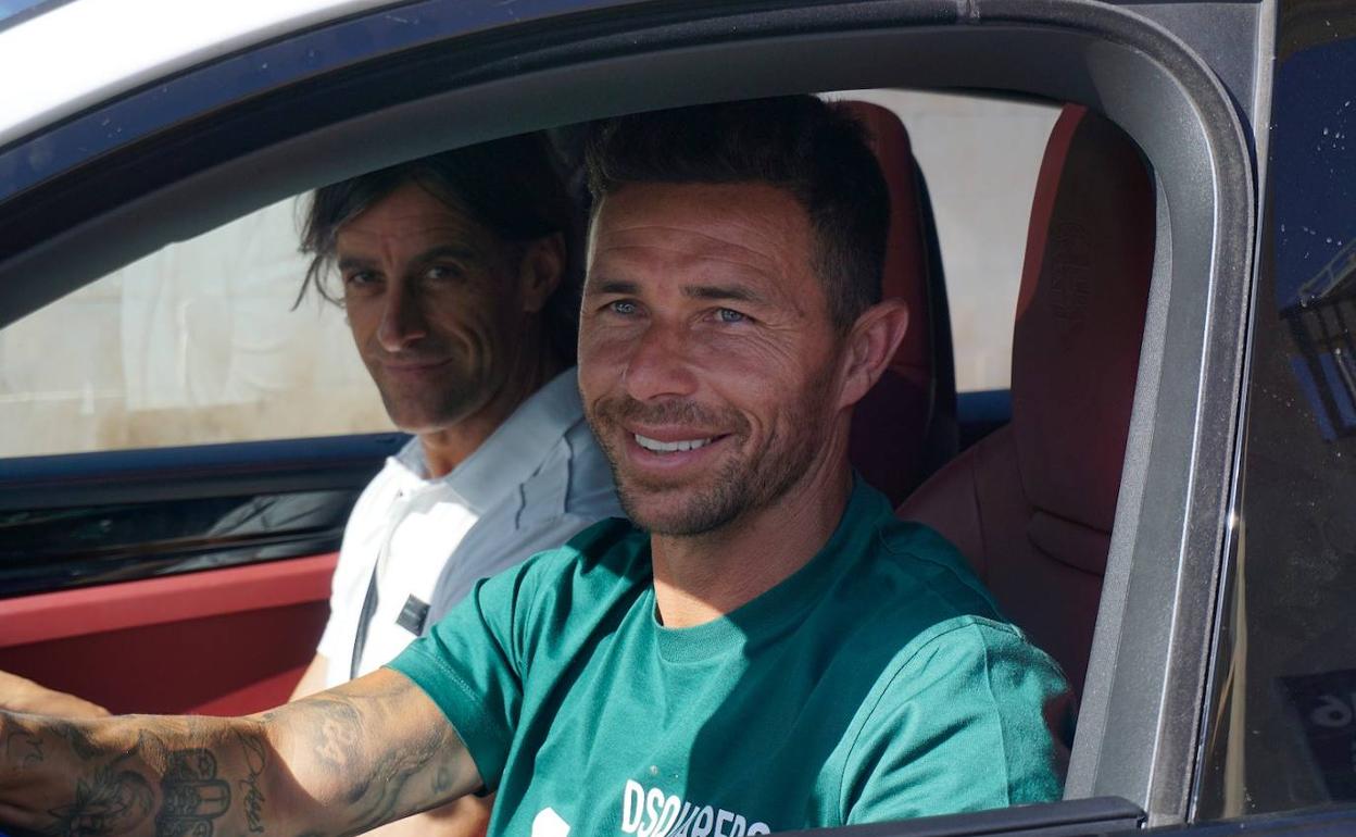 Rubén Castro, muy sonriente, ayer a las puertas de La Rosaleda. 