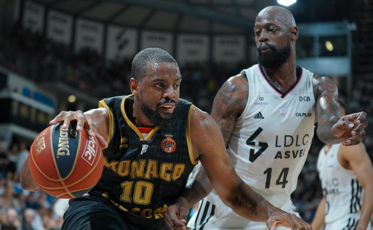 Will Thomas, defendido por James Gist en la final de la liga francesa.