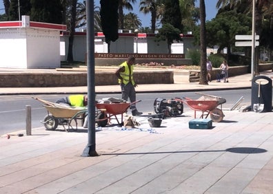 Imagen secundaria 1 - Arriba, el vehículo siniestrado, debajo a la izquierda, operarios municipales reparando los daños, y a la derecha, restos del vehículo siniestrado. 