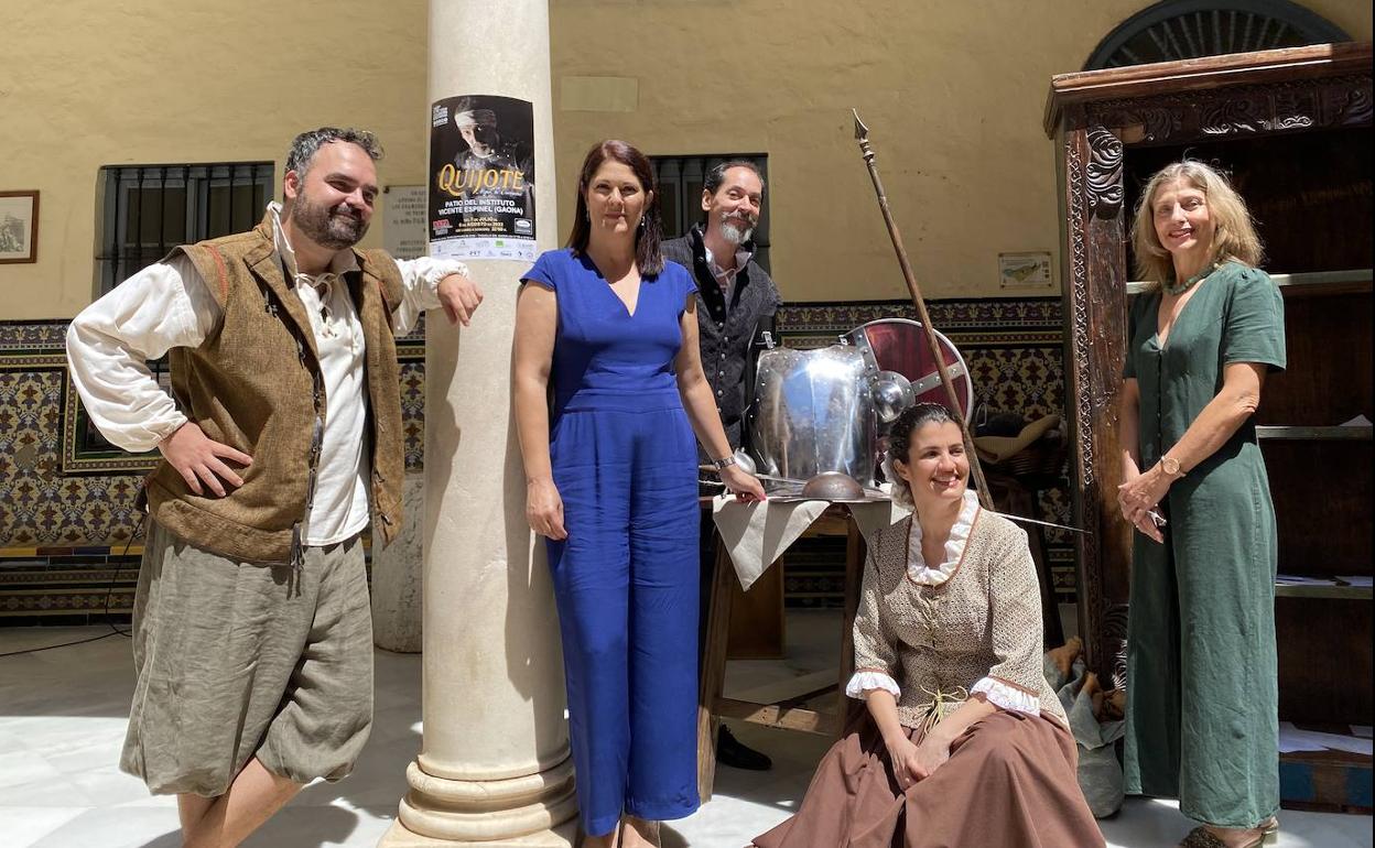 Noelia Losada, junto a los actores de la obra y la directora del Instituto Vicente Espinel. 