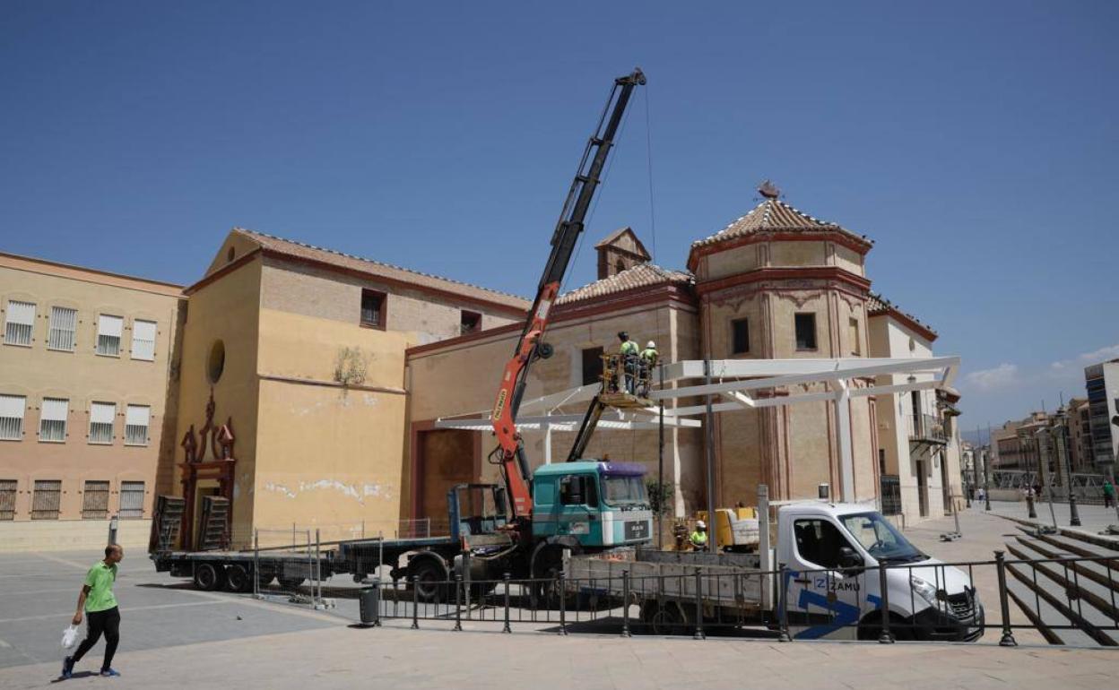 Trabajos de retirada de la pérgola junto a Santo Domingo. 