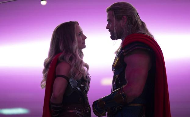 Natalie Portman y Chris Hemsworth en 'Thor: Love and Thunder'.