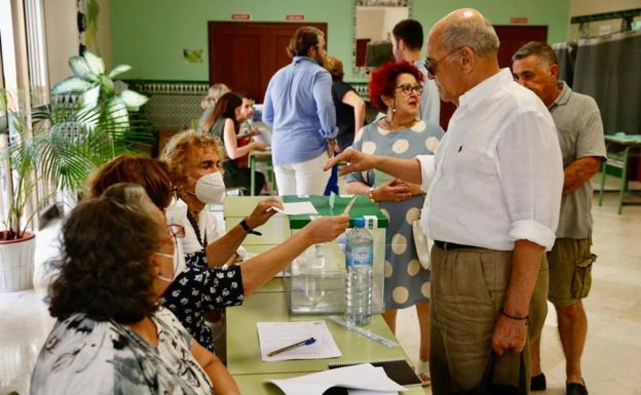 Un elector deposita su voto el pasado 19 de junio en Málaga