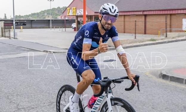 Alejandro Valverde sale a entrenar a primera hora de la mañana, ayer.