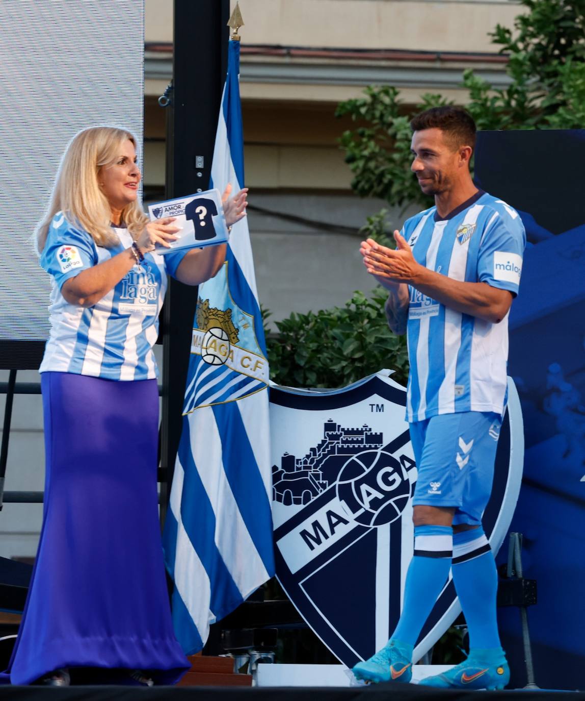 El Málaga desveló la que será la camiseta de su primera equipación 