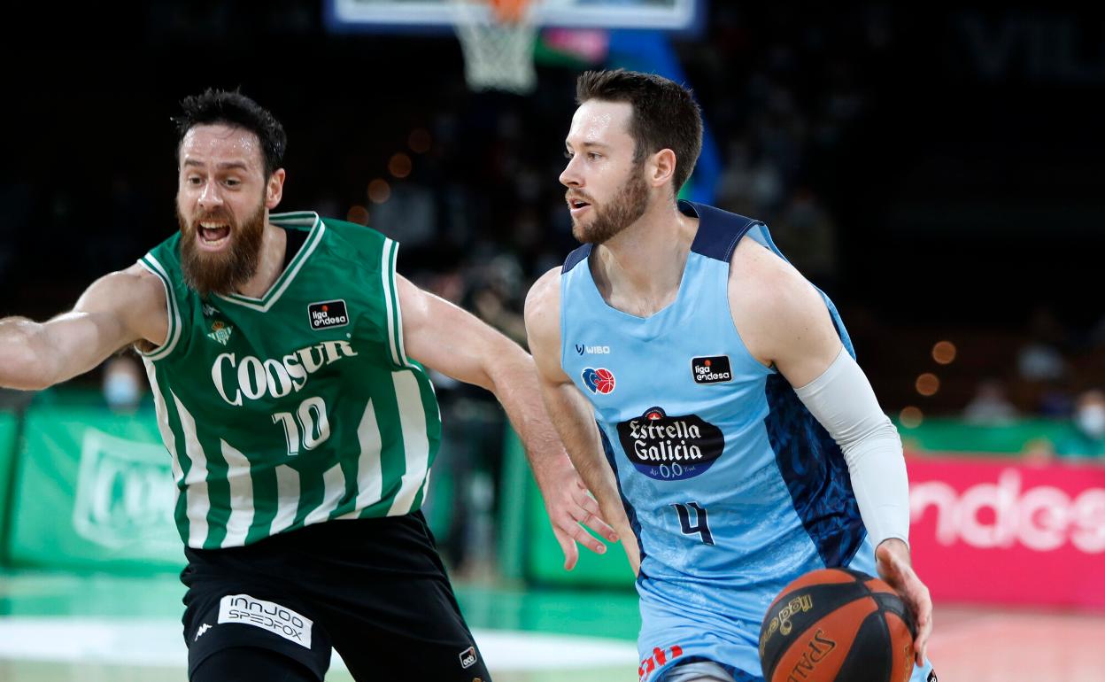 Tyler Kalinoski, defendido por Almazán durante el partido contra el Betis. 