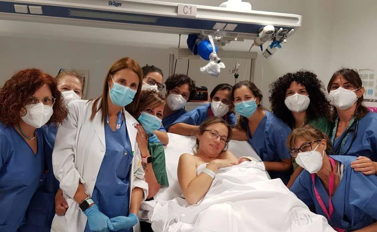 Madre e hija, con profesionales que la atendieron en las urgencias del Hospital del Guadalhorce. 