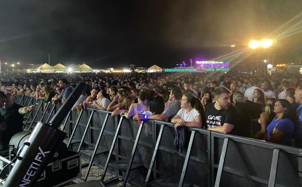 Aspecto del Weekend con el público a pie de escenario en un miércoles que arrancó a lo grande