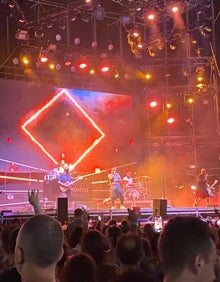 Imagen secundaria 2 - Marta Sango, junto a Rakky Ripper, entre el público tras su actuación. Abajo,. selfie de Juancho Márquez donde se aprecia la cantidad de público, y Rayden durante su actuación.