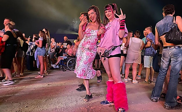 Imagen principal - Marta Sango, junto a Rakky Ripper, entre el público tras su actuación. Abajo,. selfie de Juancho Márquez donde se aprecia la cantidad de público, y Rayden durante su actuación.