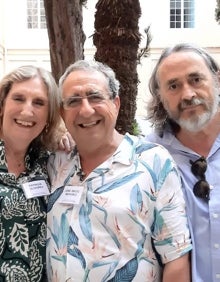 Imagen secundaria 2 - En la primera foto, asistentes al reencuentro de la promoción de 1971-1972 del Colegio San Estanislao de Kostka. En la segunda, Juan Tenorio, José María Carmona, Audi Cuadra y Gonzalo Vergara. En la última, Patricia Olivares, José Ángel Narváez y Javier Miró.  