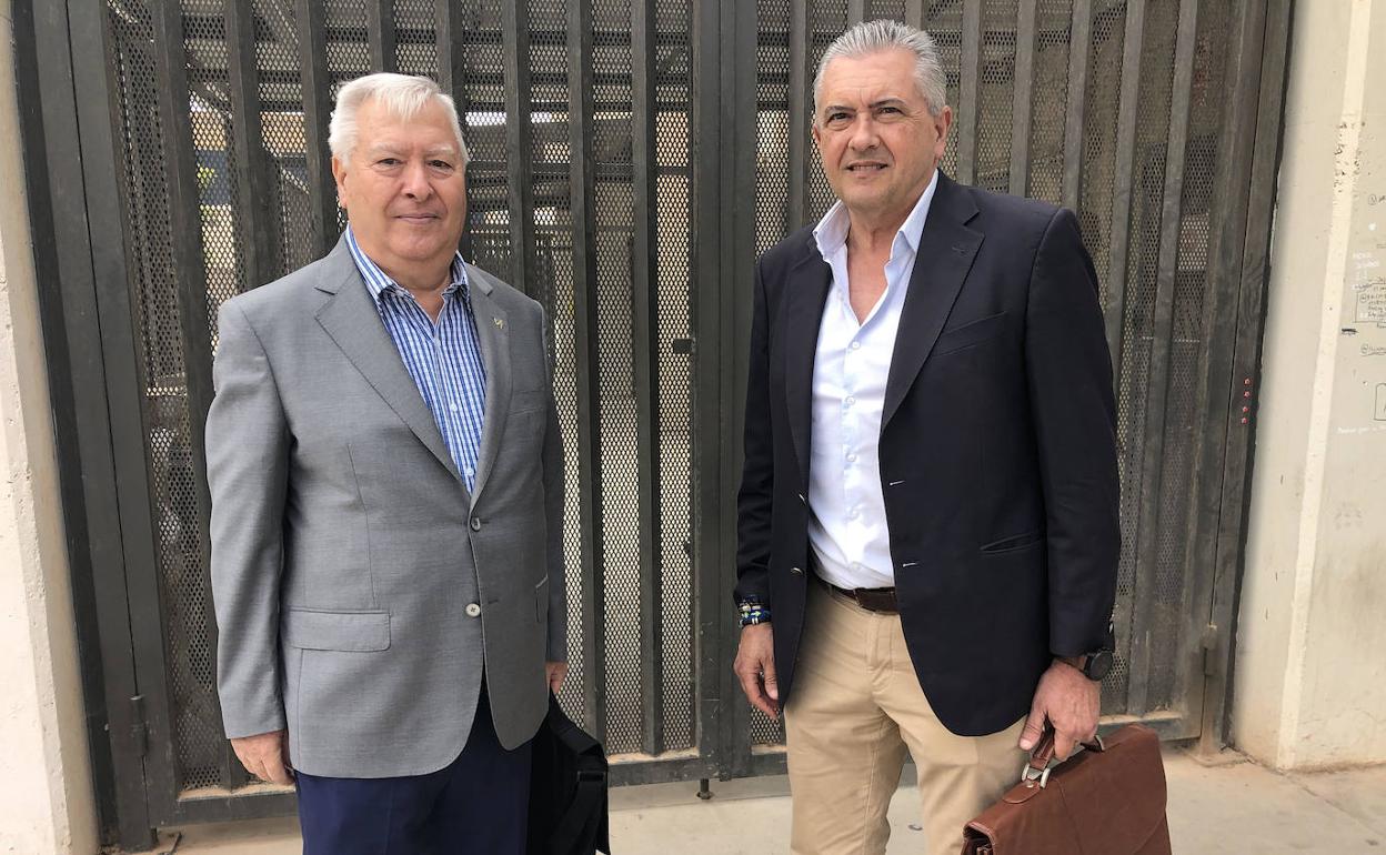 Antonio Aguilera y Francisco Valverde, a la entrada a la reciente junta de accionistas del Málaga. 