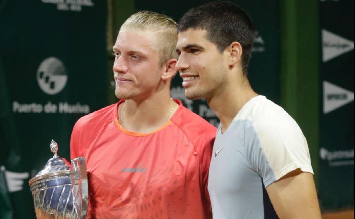 Davidovich y Alcaraz en la entrega de premios de la Copa del Rey de tenis en Huelva.