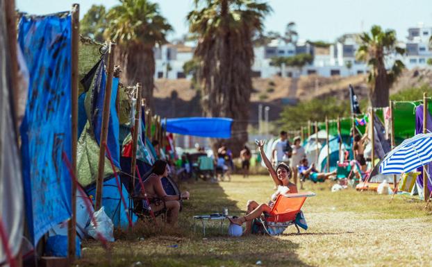 Imagen principal - Ambiente en el Festival de Torre del Mar 