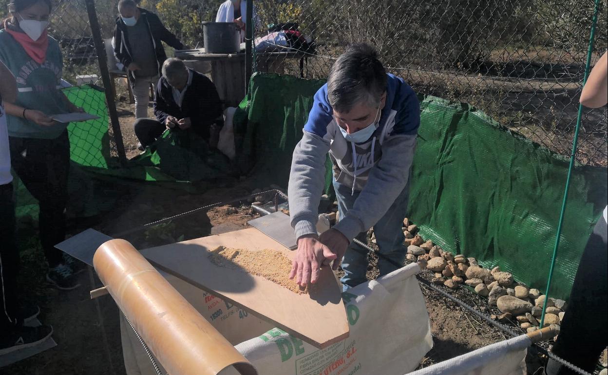 Uno de los alumnos realiza labores de mantenimiento en la granja de caracoles de Cártama.