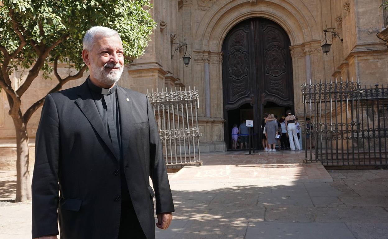 José Ferrary, junto a la puerta del patio de los Naranjos de la Catedral de Málaga. 