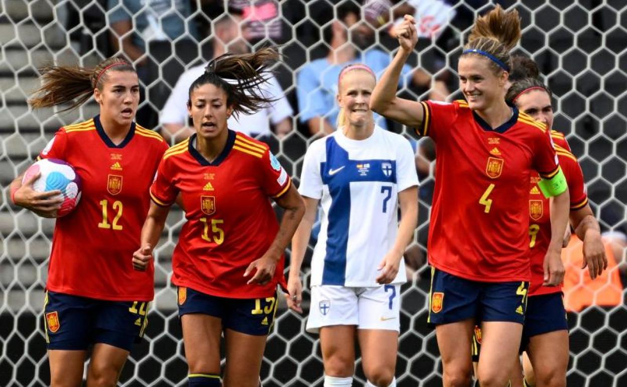 Irene Paredes (d) celebra su gol a Finlandia.