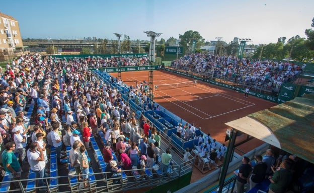 Aspecto de la grada en el Real Club Recreativo de Tenis de Huelva. 