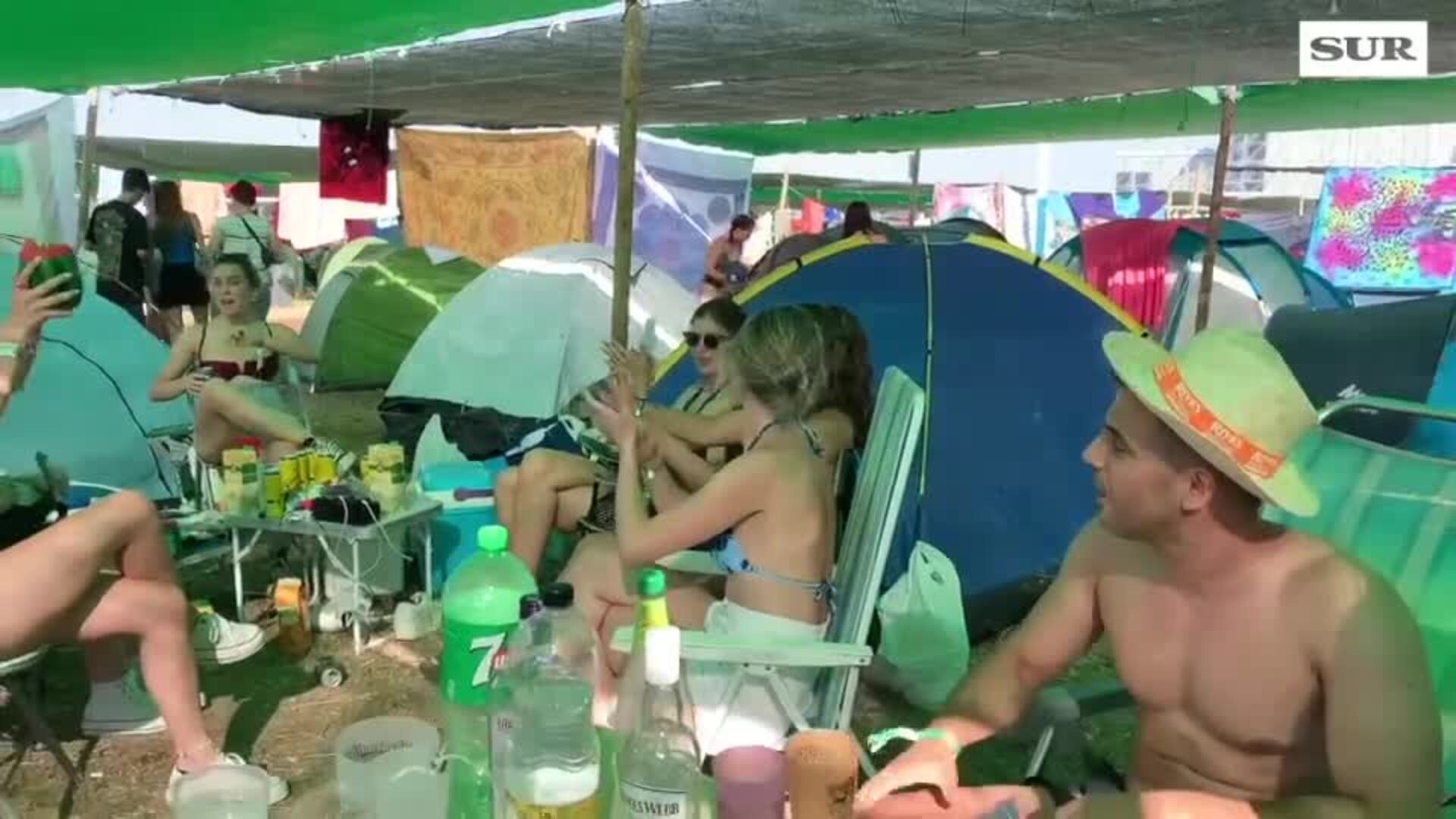 La zona de acampada del Weekend Beach Festival, el escenario donde se canta, se baila y se duerme