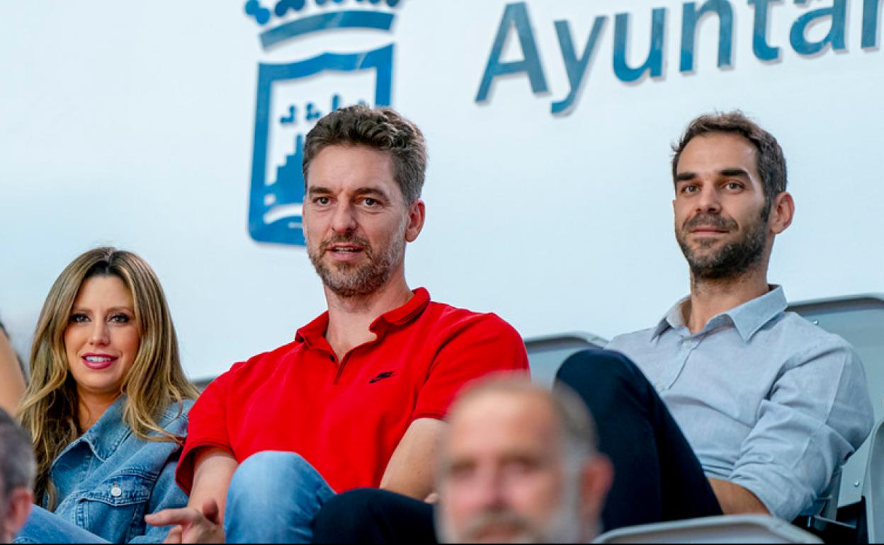 Gasol, con su esposa a la izquierda y José Manuel Calderón. 