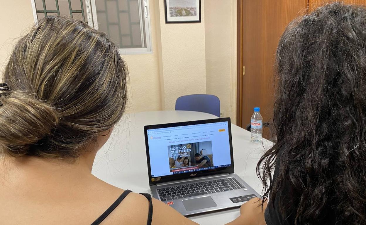 Fátima y Azahara, viendo la campaña de sensibilización de Diaconía. 