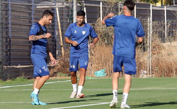 Rubén Castro celebra uno de sus tantos en el entrenamiento junto a Juanfran y Jozabed.