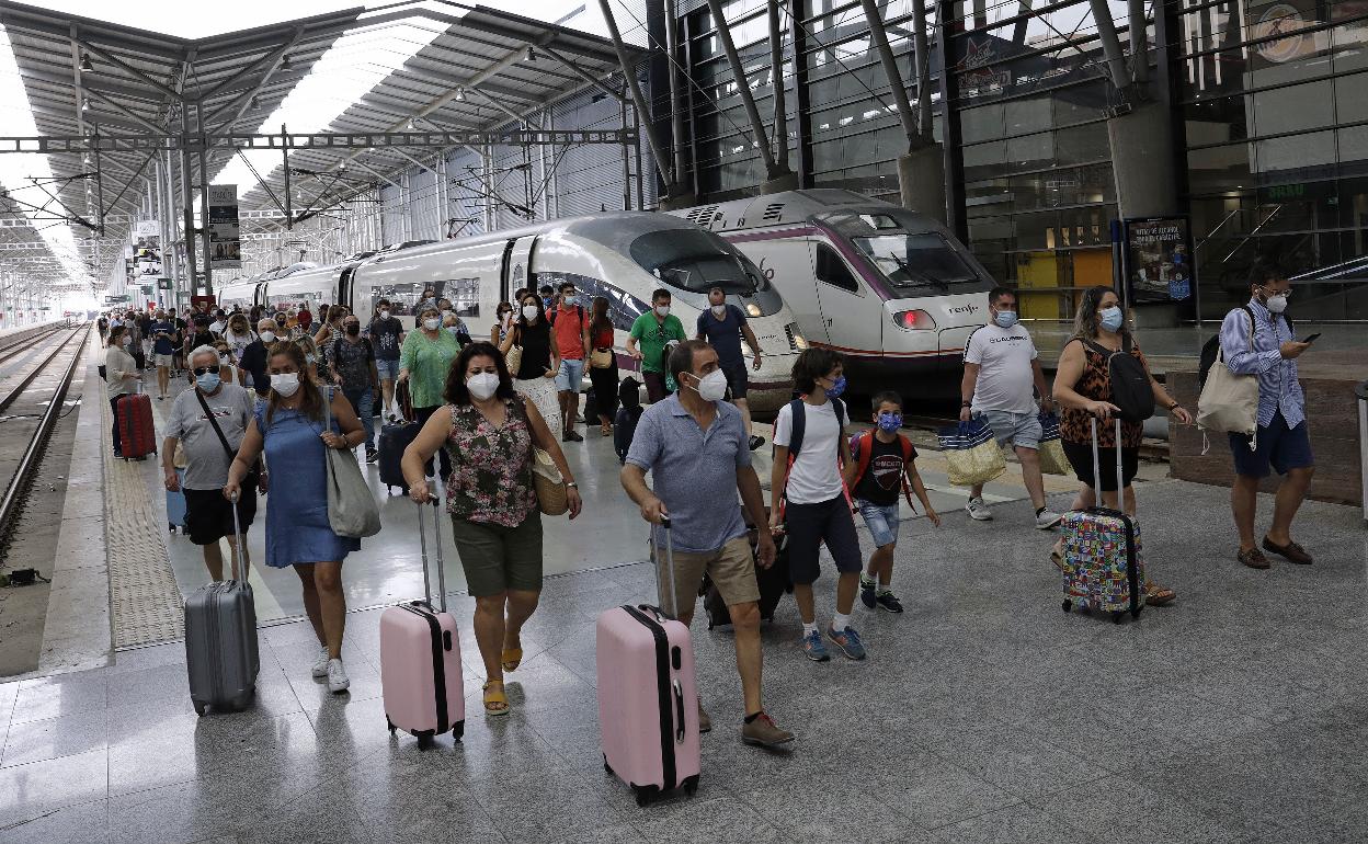 LLegada de viajeros del AVE a la estación María Zambranode la capital malagueña.