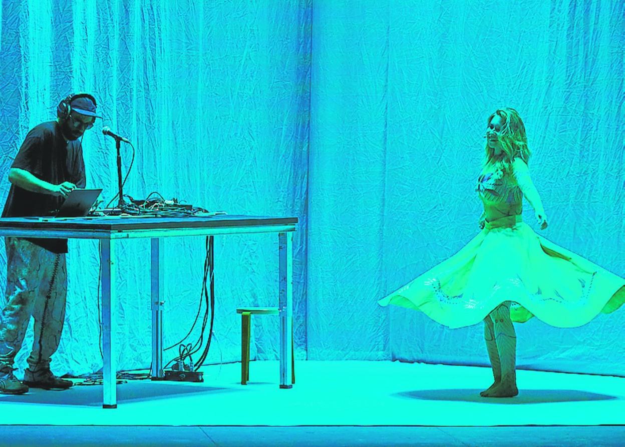 Rocío Márquez y Bronquio, ayer en las tablas del Teatro del Soho. sur