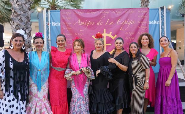 Imagen principal - En la primera foto: Rocío Gaspar, Pilar Díaz, María Piédrola, Mati Soriano, Verónica Blázquez, Noelia Marín, Teresa Cuenca, Mariam Lobato y Lola Soriano. En la segunda, Carmen Cristófol, Juan Mariscal, Pablo Llamas y Ana González. . Tercera foto: Curro Pérez, Jessica Milán y Fran López. 