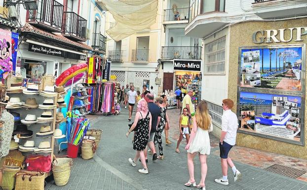 Turistas pasean por el casco histórico de Nerja a comienzos de este mes de julio.