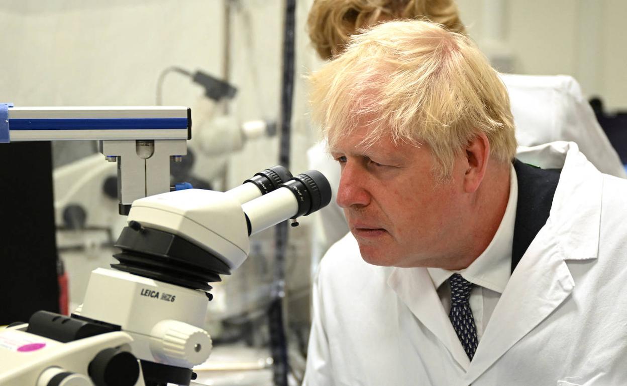 Boris Johnson, este lunes durante una visita a un centro de investigación científica de Londres