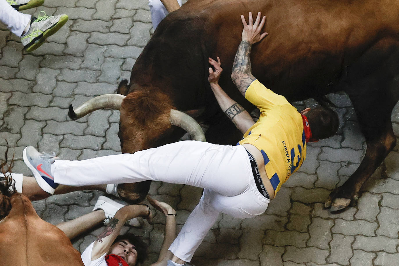 Un toro de la ganadería gaditana de Cebada Gago coge a un mozo a su llegada al callejón. 