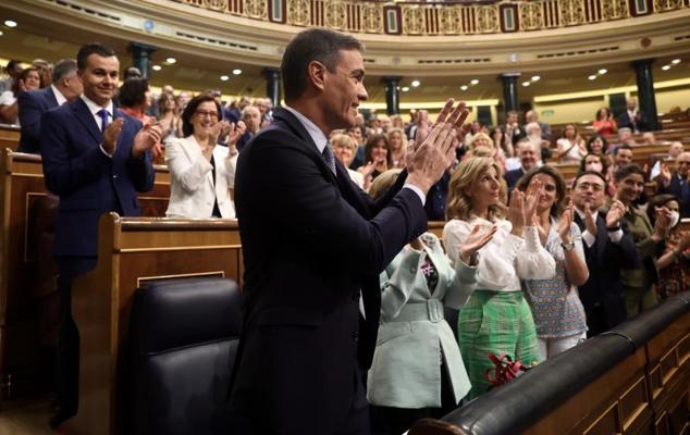 La bancada del PSOE aplaude a Sánchez antes de su discurso inicial.