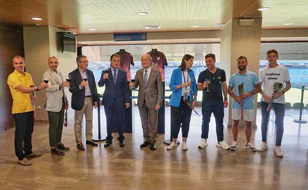 Foto de familia en la presentación de la nueva camiseta del Málaga en el antepalco de La Rosaleda.