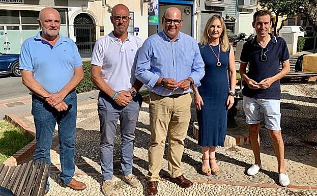 El portavoz del PP veleño, Jesús Lupiáñez, junto a varios ediles y militantes, este martes junto a la Jefatura. 