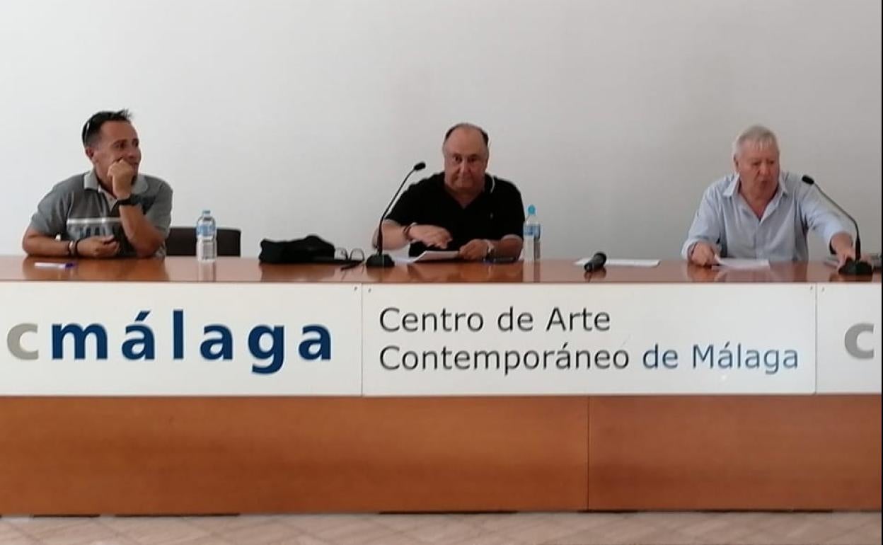 Reponsables de la Asociación de Pequeños Accionistas en la reunión de este martes en el Centro de Arte Contemporáneo de Málaga.