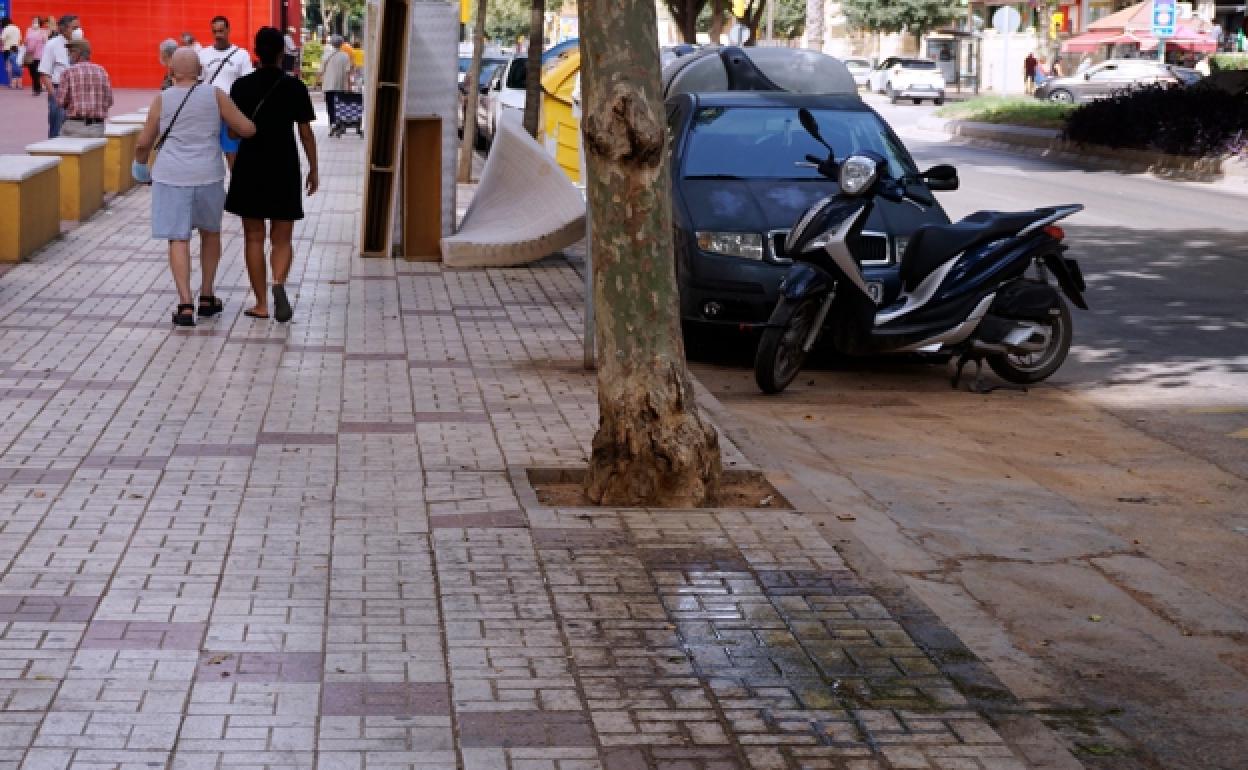 Acera ennegrecida y muebles tirados en plena avenida de Europa. 