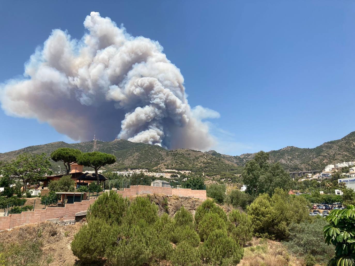 La columna del humo se veía desde prácticamente todo el litoral occidental, incluso desde la capital 