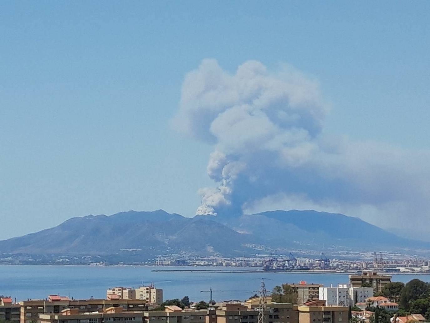 La columna del humo se veía desde prácticamente todo el litoral occidental, incluso desde la capital 