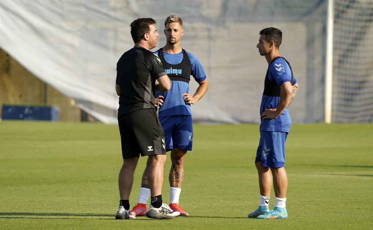 Guede conversa con los delanteros Fran Sol y Rubén Castro durante el entrenamiento de ayer. 