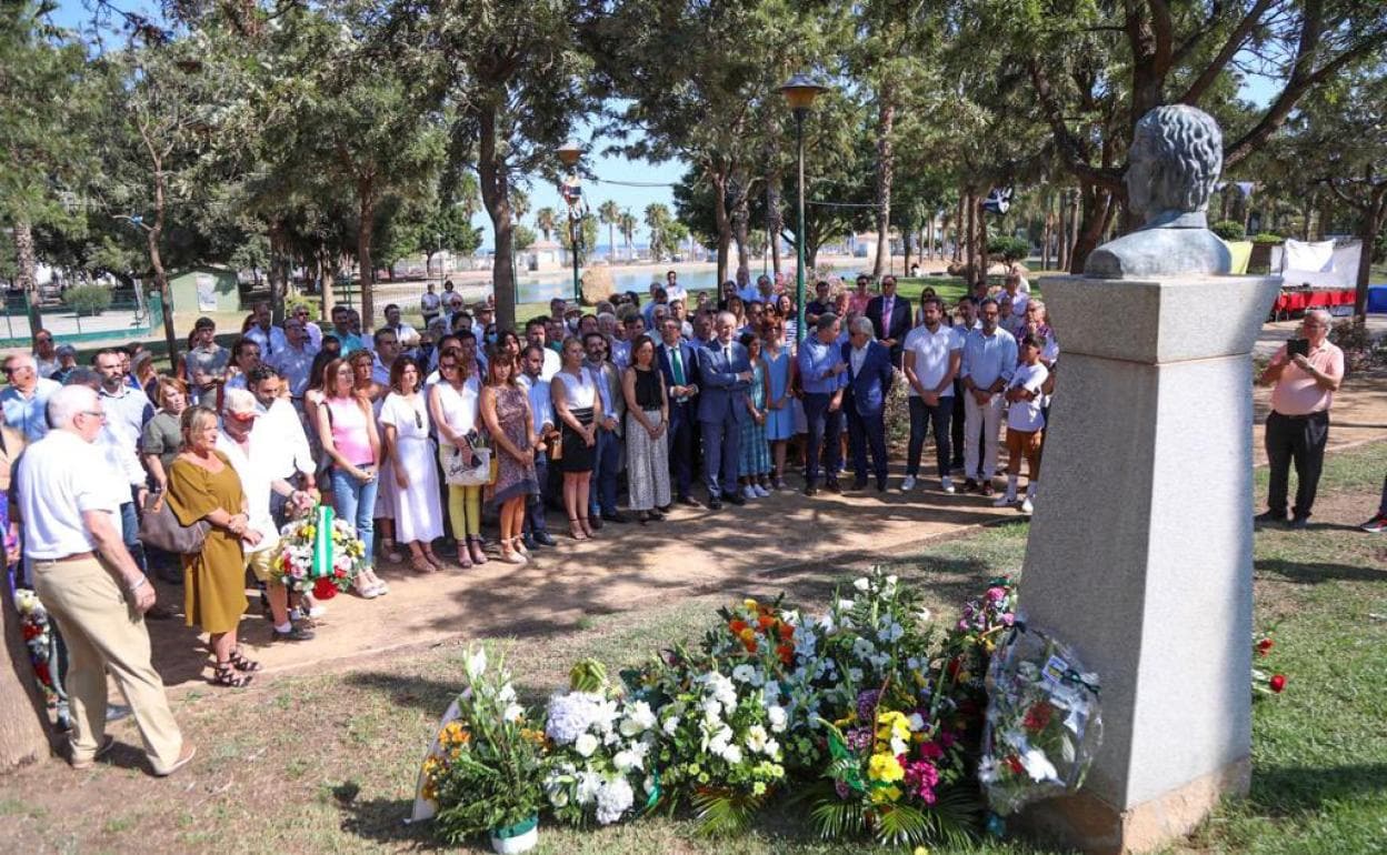 Asistentes al acto frente al busto que recuerda a Martín Carpena en el Parque Huelin. 