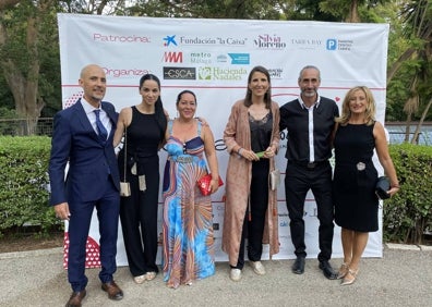 Imagen secundaria 1 - En la primera foto, amigos, colaboradores y autoridades de Fundación 'La Caixa' y Fundación Olivares, durante la cena de gala en la Hacienda Nadales. En la segunda, David Martín, Encarnación Jurado, Eva Alcalá, Mercedes García Paine, Roberto Lanas y Emiliani Jiménez. En la última, Fernanda de la Fuente, Isabel Martínez, Andrés Olivares, Margarita Velasco y Lucía Trujeque. 