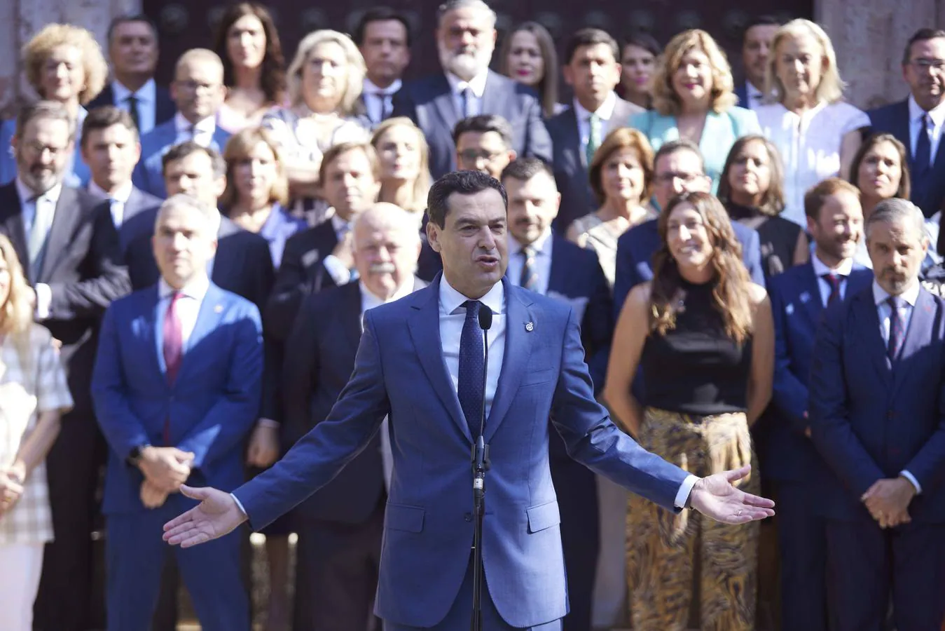 Jesús Aguirre, Juanma Moreno y Elías Bendodo, esta jueves en el Parlamento. 