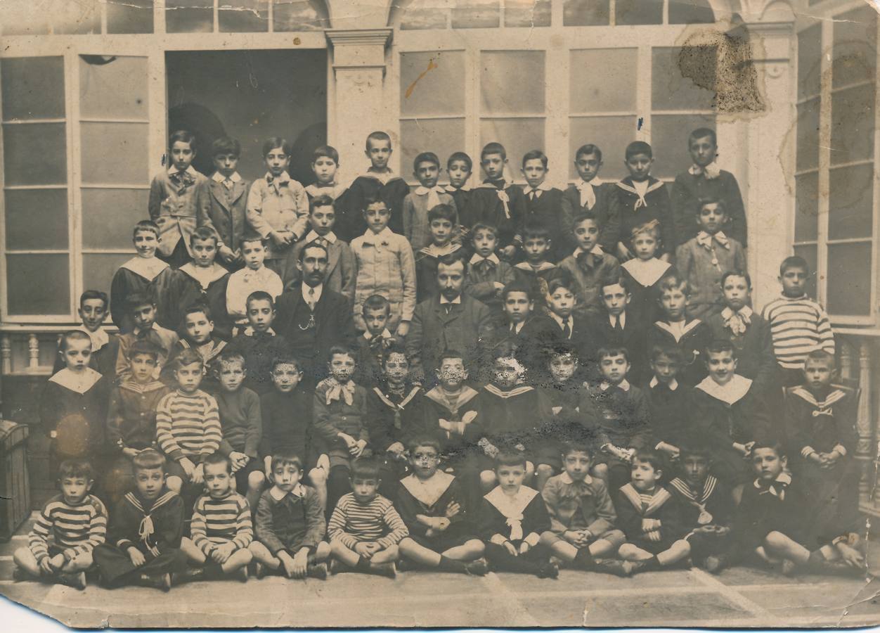 Alumnos y maestros del Colegio de don Ventura en 1911. 