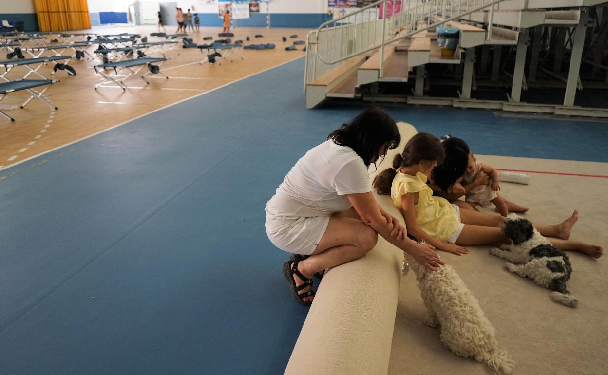 El polideportivo municipal de Alhaurín el Grande es uno de los espacios habilitados para las familias desalojadas.