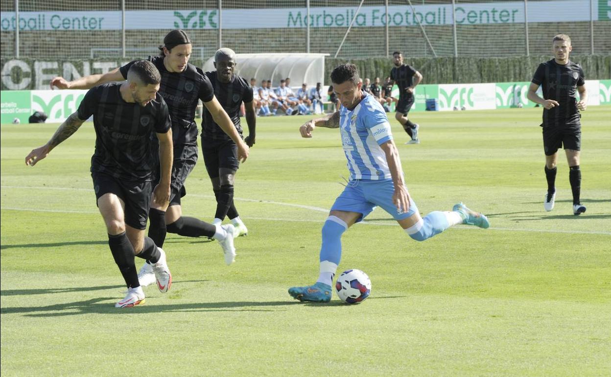 Los jugadores del Málaga, Rubén Castro y Álex Gallar, juntos llegando al campo de Marbella Football Center.