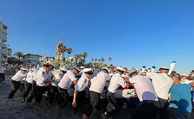 La Virgen del Carmen en Nerja, momento de la entrada al mar. 